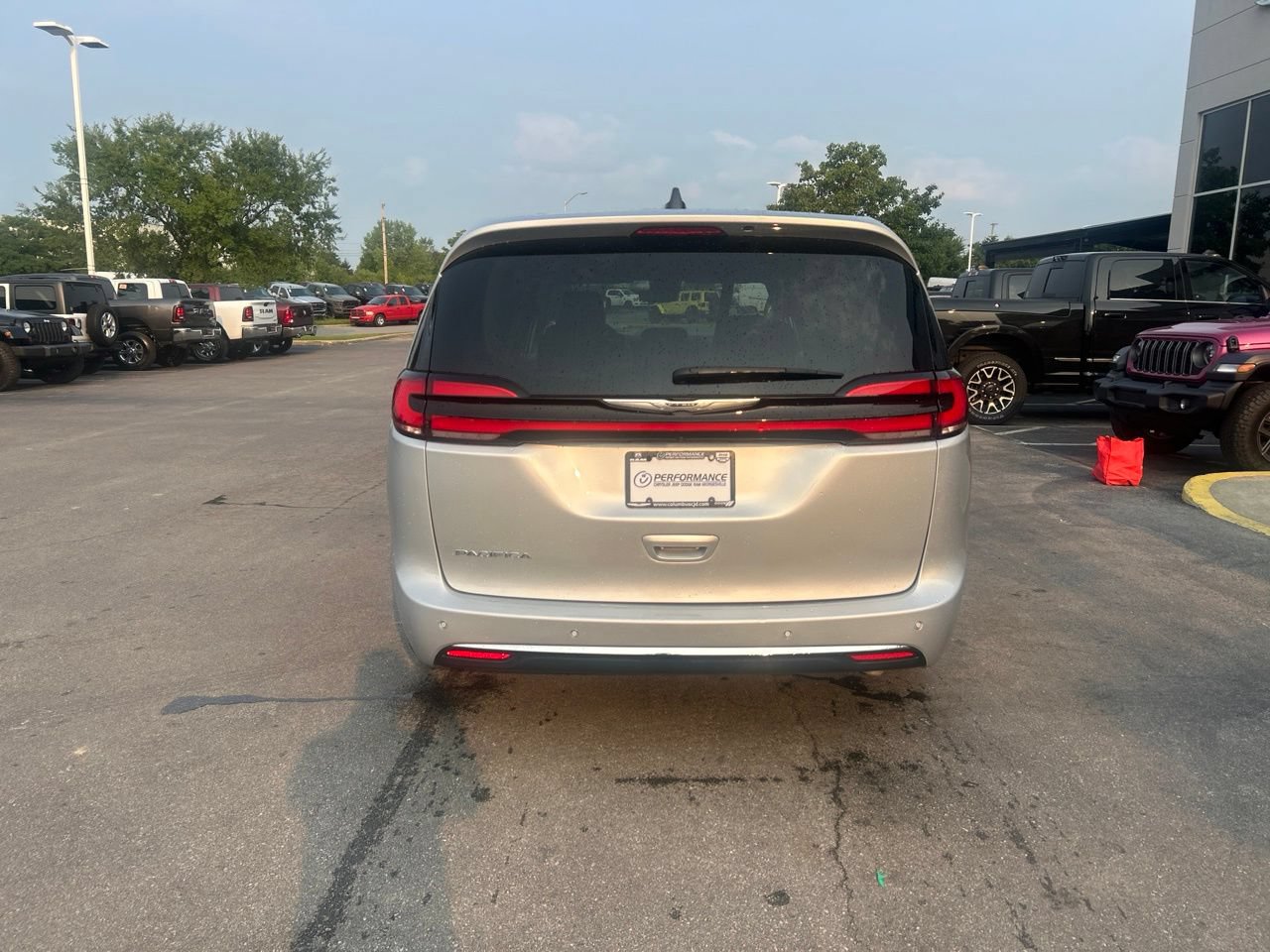 Used 2024 Chrysler Pacifica Touring-L w/ Uconnect Theater Family Group FWD image 4