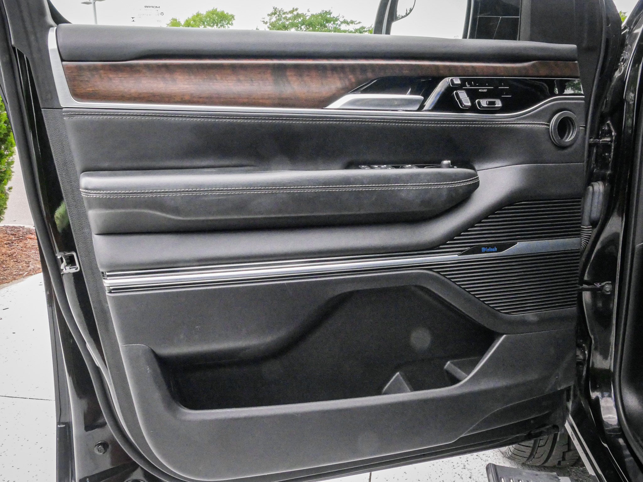 Used 2023 Jeep Grand Wagoneer Series II w/ Flexible Seating Group AWD/4WD image 14