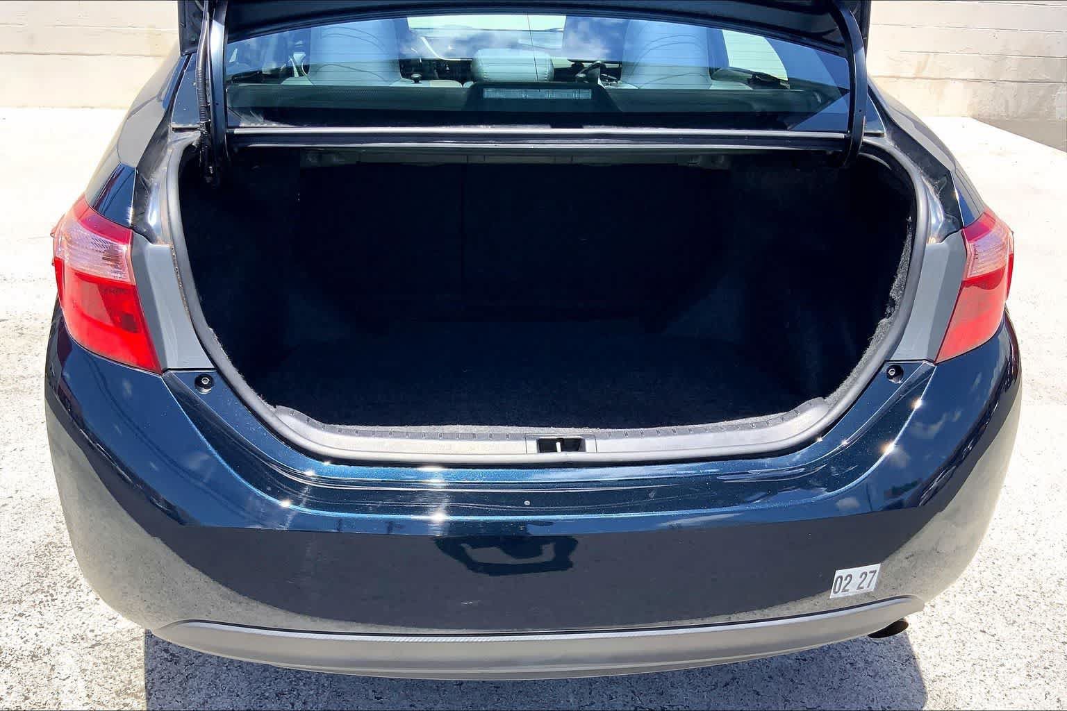 Used 2019 Toyota Corolla LE FWD image 18