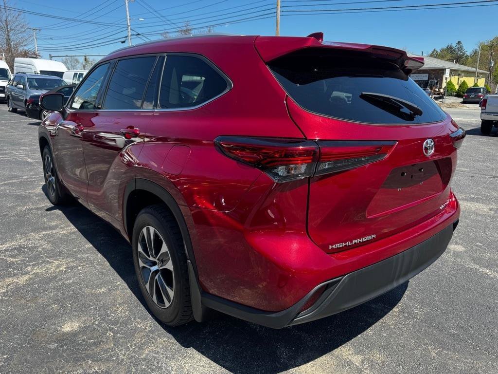Used 2022 Toyota Highlander XLE AWD/4WD image 4