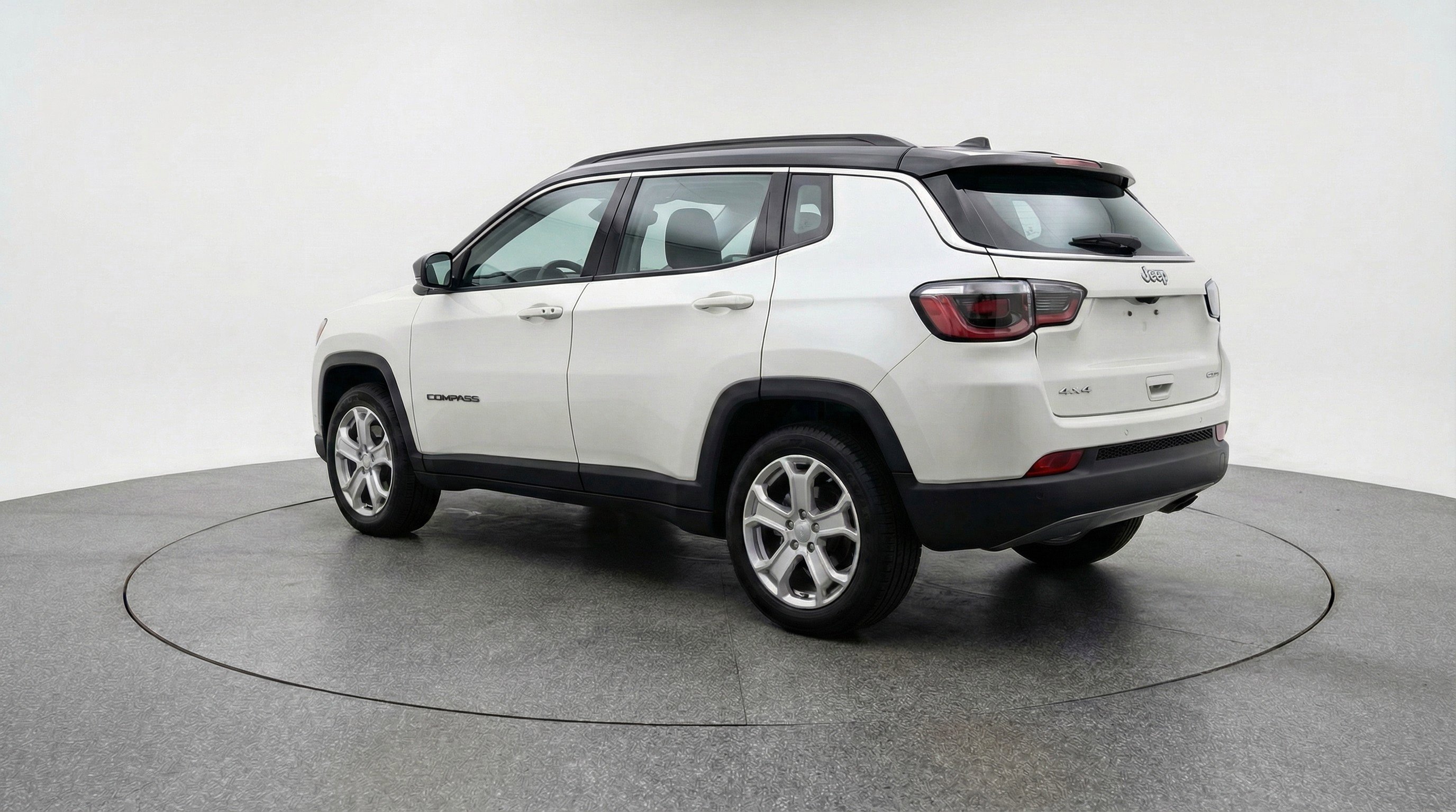 Used 2025 Jeep Compass Latitude AWD/4WD image 6