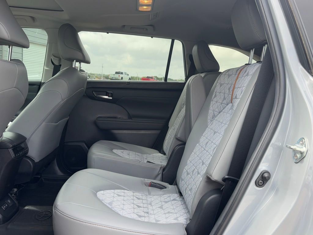 Used 2023 Toyota Highlander Bronze Edition image 8