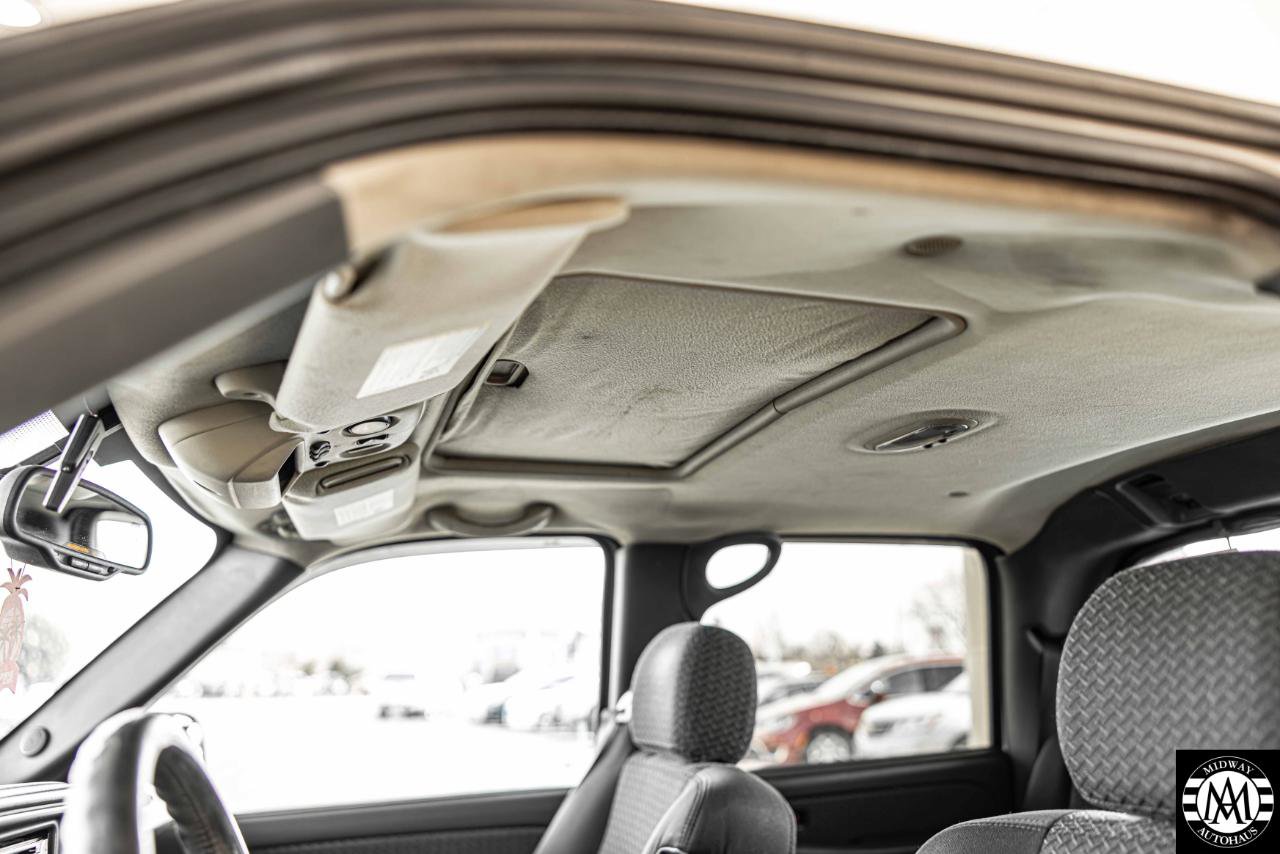 Used 2004 Chevrolet Avalanche 4x4 w/ Preferred Equipment Group image 8