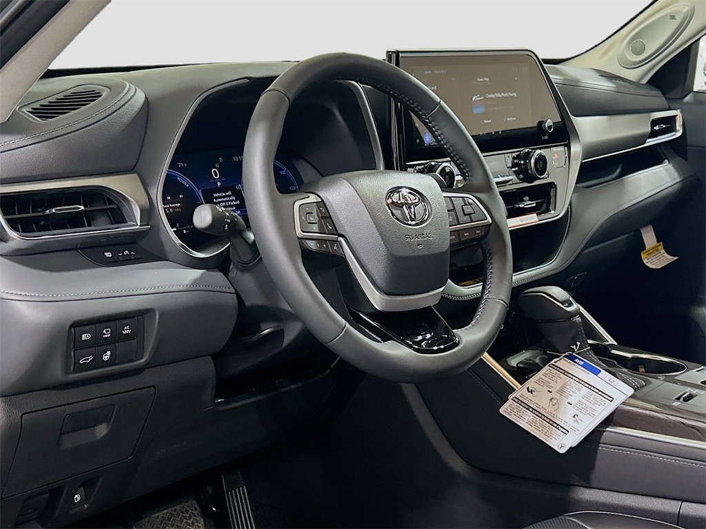 New 2026 Toyota Highlander Limited image 9