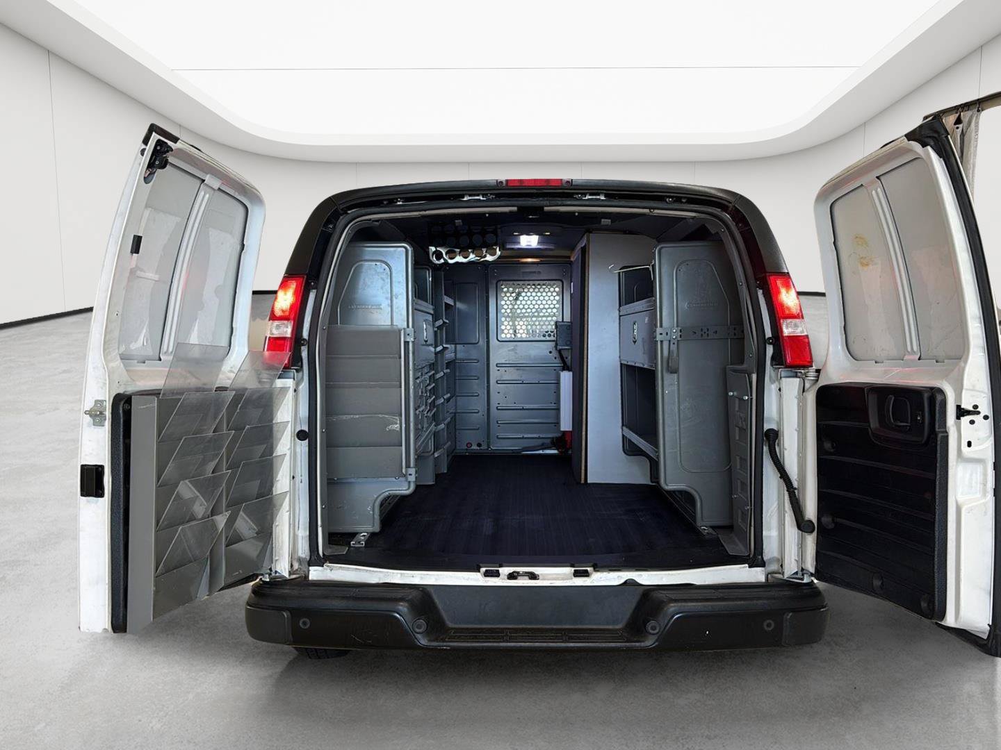 Used 2019 Chevrolet Express 2500 w/ Communications Package RWD image 20