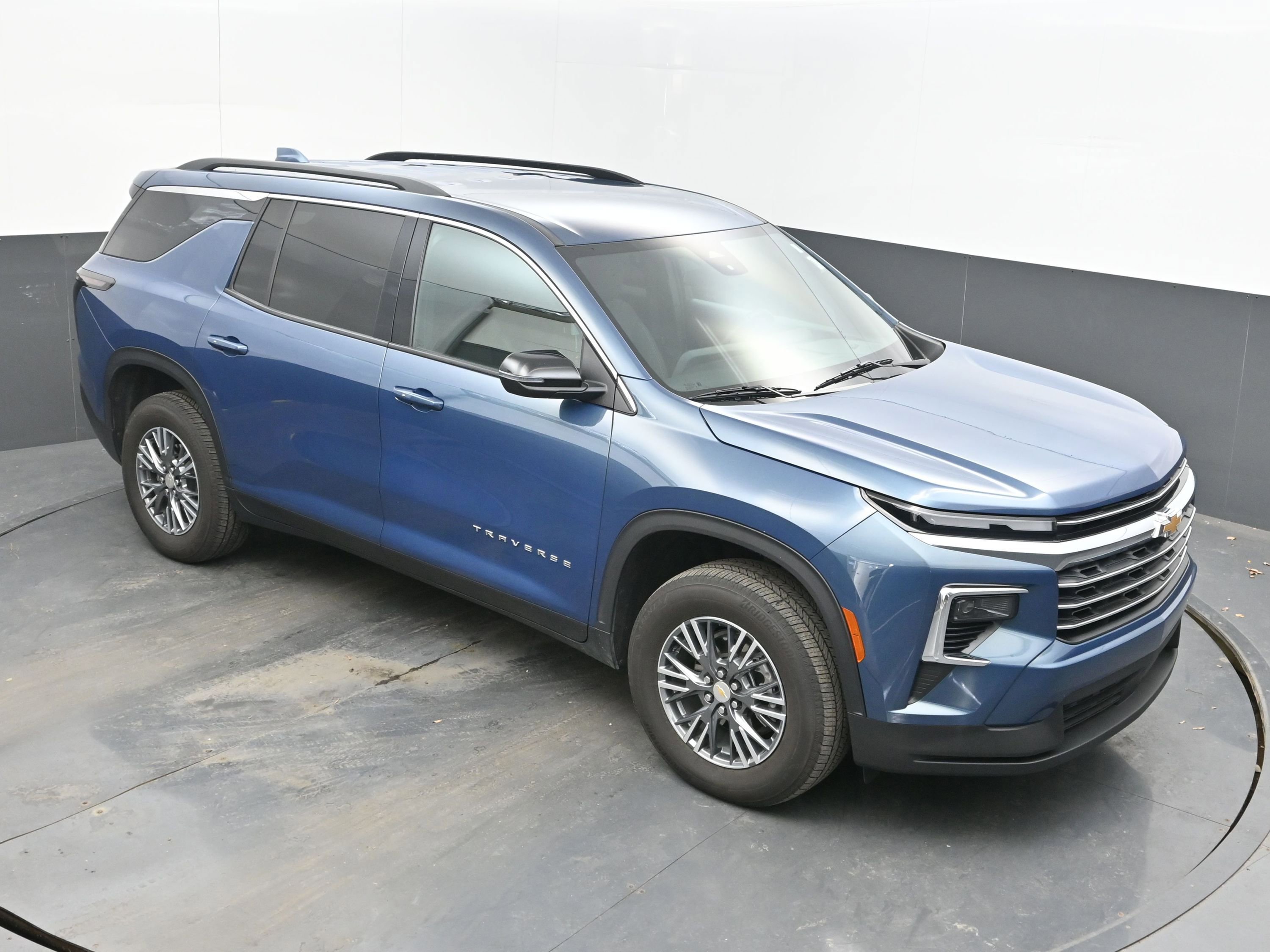 Used 2025 Chevrolet Traverse LT image 32
