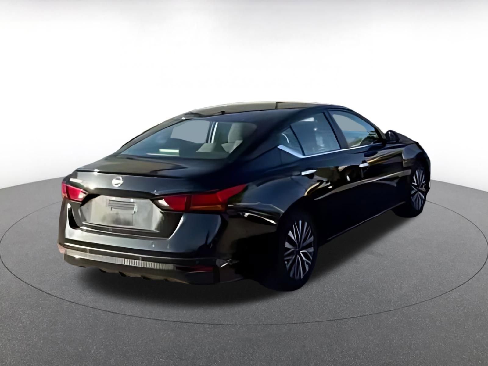Used 2025 Nissan Altima 2.5 SV FWD image 8