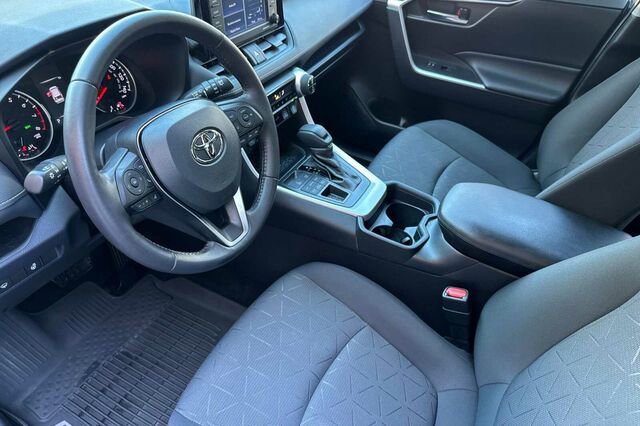 Used 2020 Toyota RAV4 XLE w/ XLE Grade Weather Package image 7
