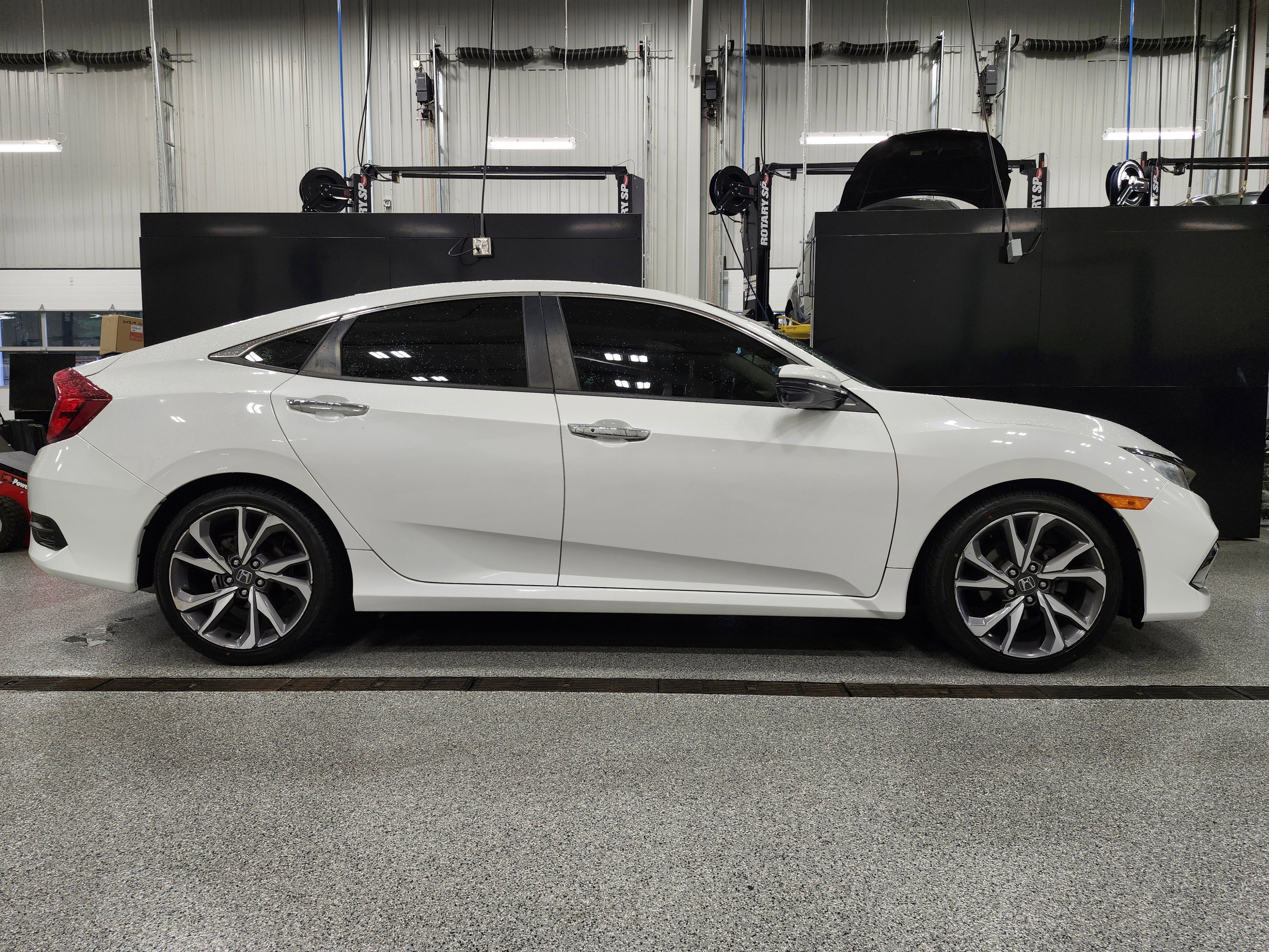 Used 2019 Honda Civic Touring image 2