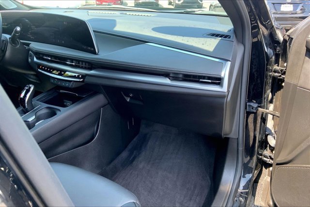 Used 2024 Cadillac XT4 Luxury AWD/4WD image 16