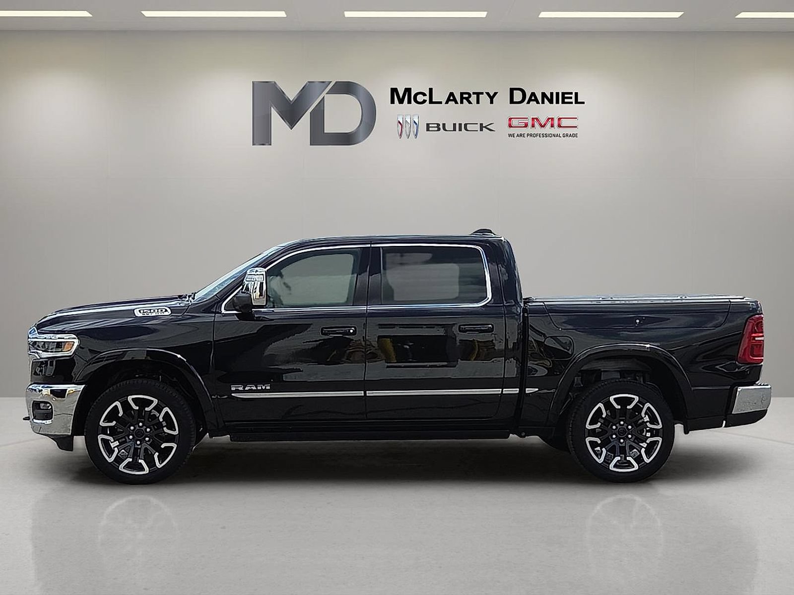 Used 2025 RAM 1500 Limited AWD/4WD image 2