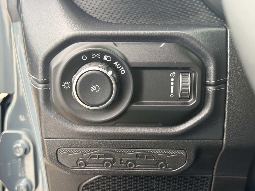 Used 2025 Jeep Wrangler Unlimited Rubicon AWD/4WD image 14