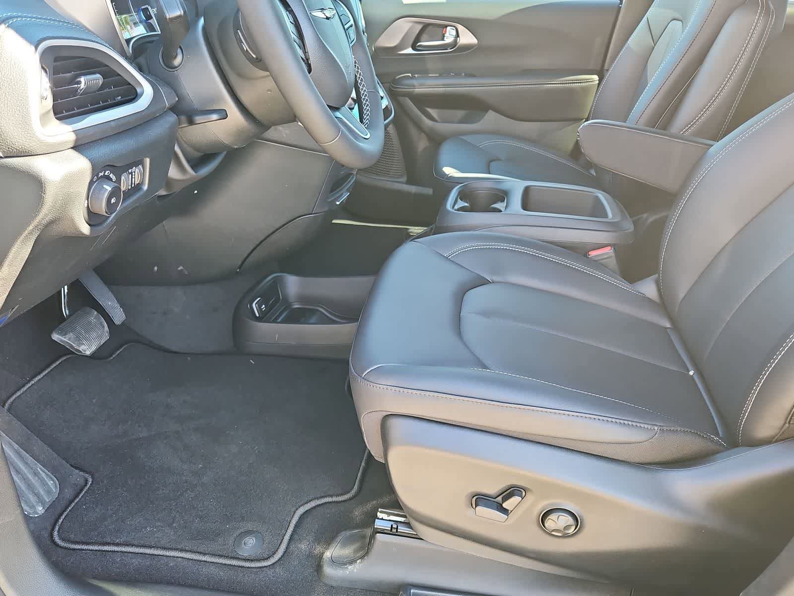 New 2026 Chrysler Pacifica Select image 16