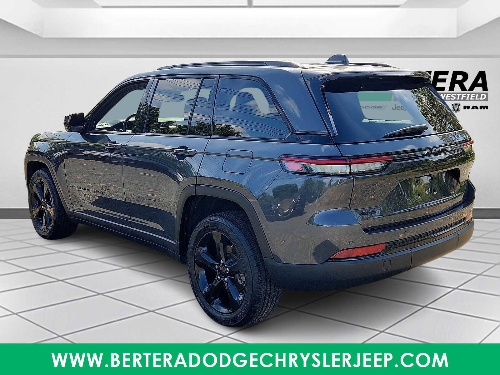 Used 2022 Jeep Grand Cherokee Altitude image 4