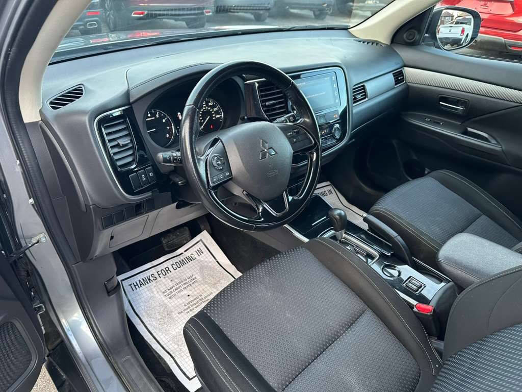 Used 2017 Mitsubishi Outlander SE image 11