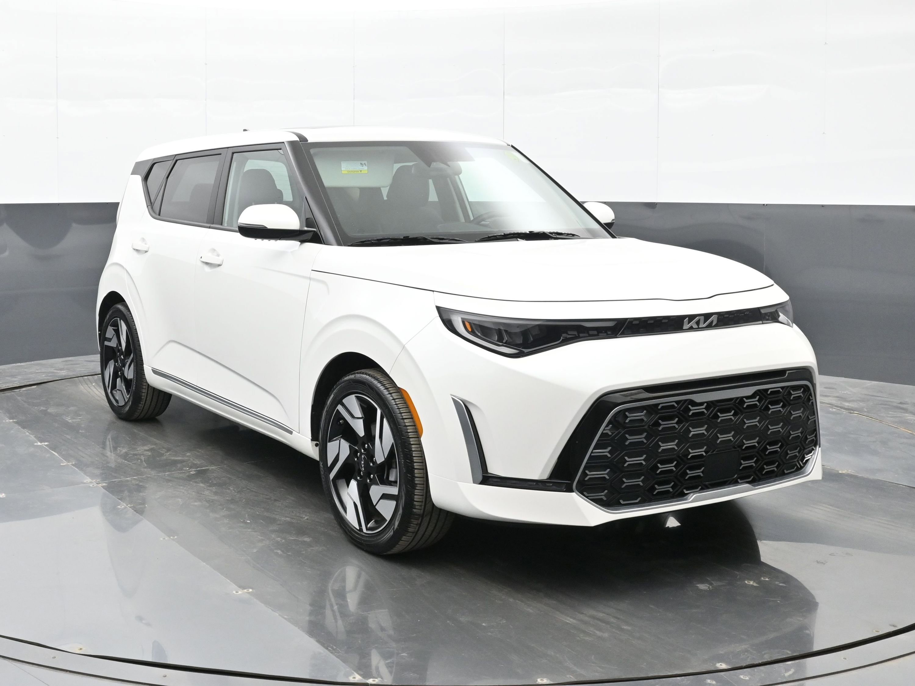 Used 2025 Kia Soul GT-Line w/ GT-Line Technology Package image 2