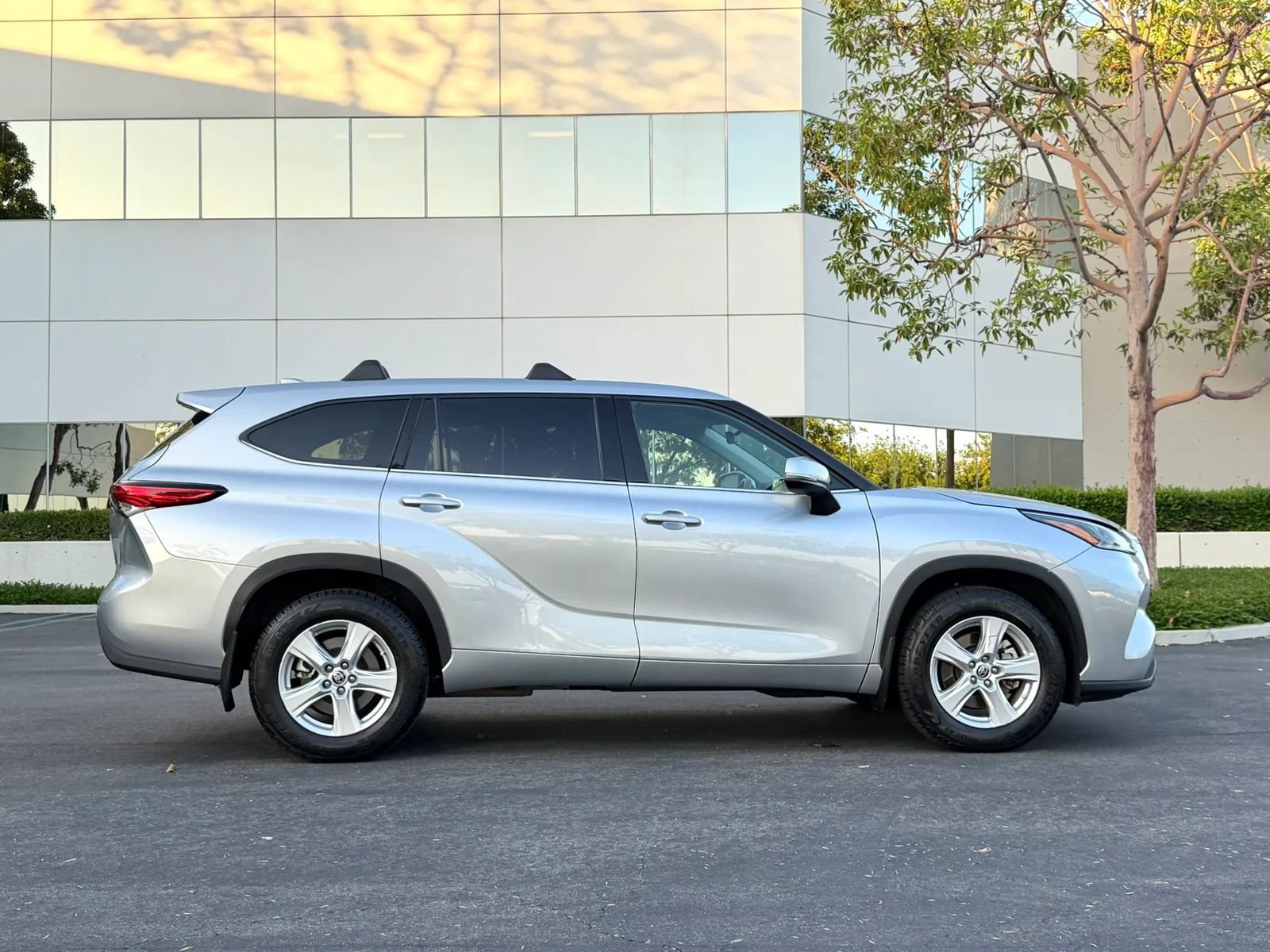 Used 2021 Toyota Highlander L FWD image 3