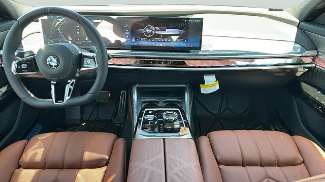 Certified 2025 BMW 760i xDrive w/ Premium Package AWD/4WD image 9