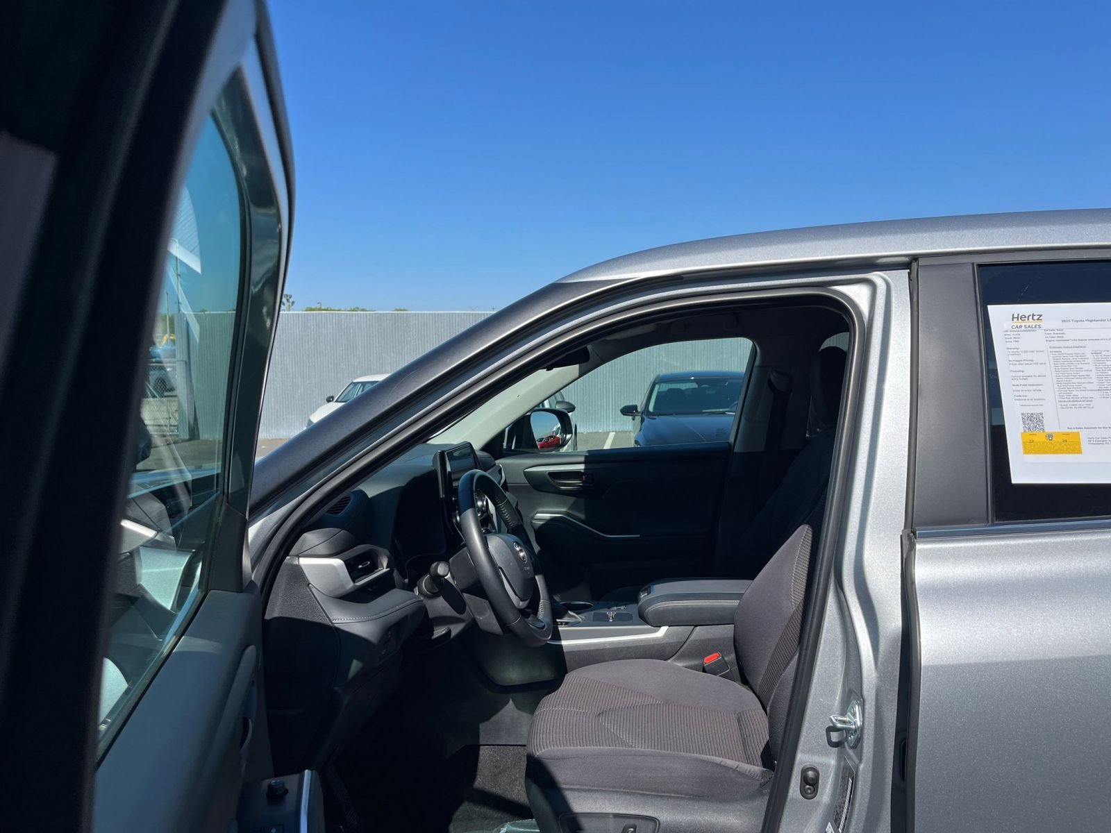 Used 2025 Toyota Highlander LE FWD image 28