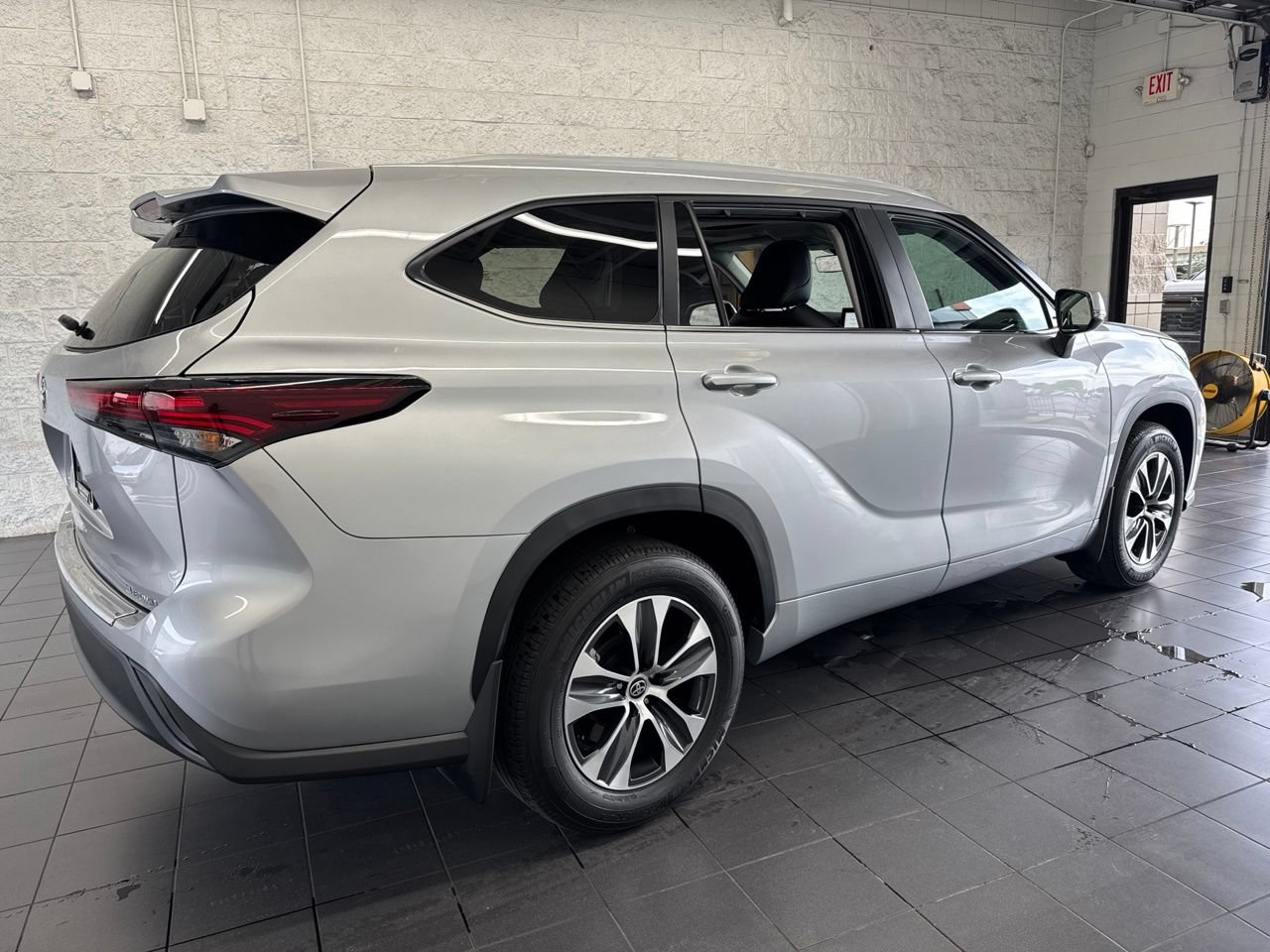 Used 2025 Toyota Highlander XLE AWD/4WD image 9