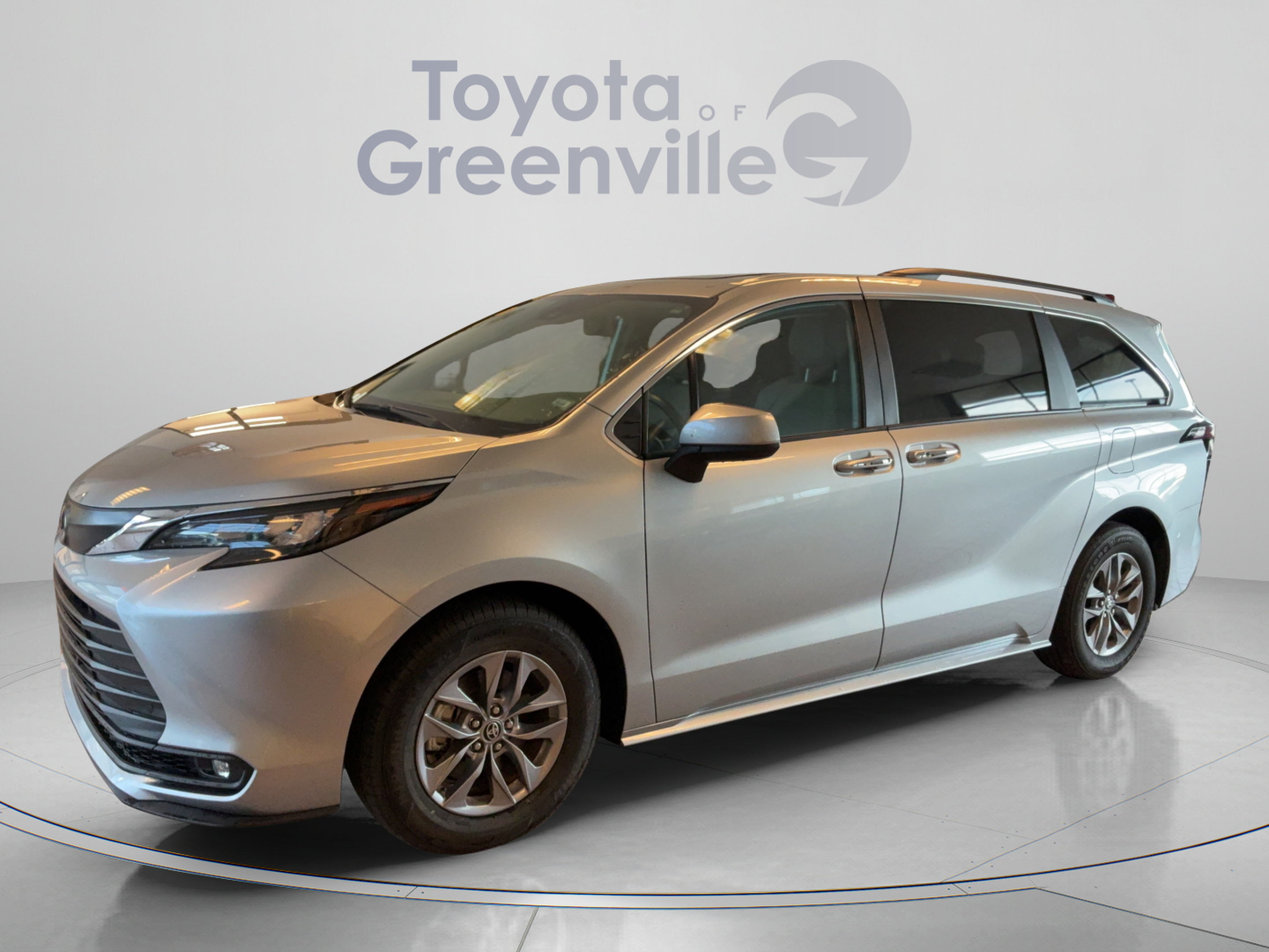 Certified 2025 Toyota Sienna XLE FWD image 2