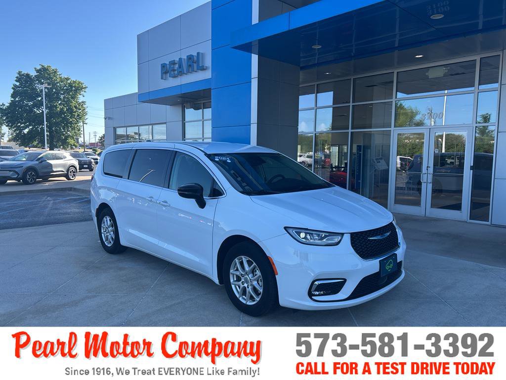Used 2024 Chrysler Pacifica Touring-L FWD image 1