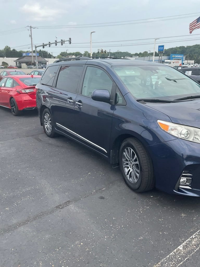 Used 2019 Toyota Sienna XLE w/ XLE Navigation Package FWD image 10