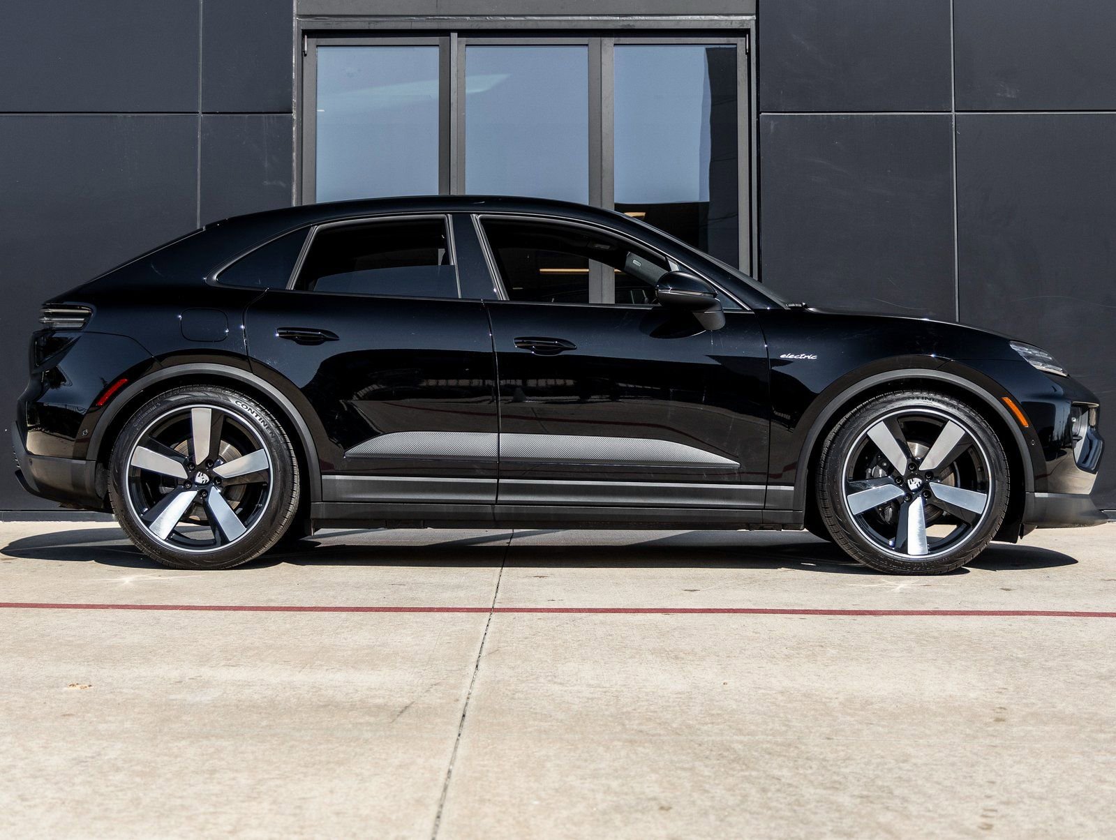 Certified 2025 Porsche Macan Electric image 12