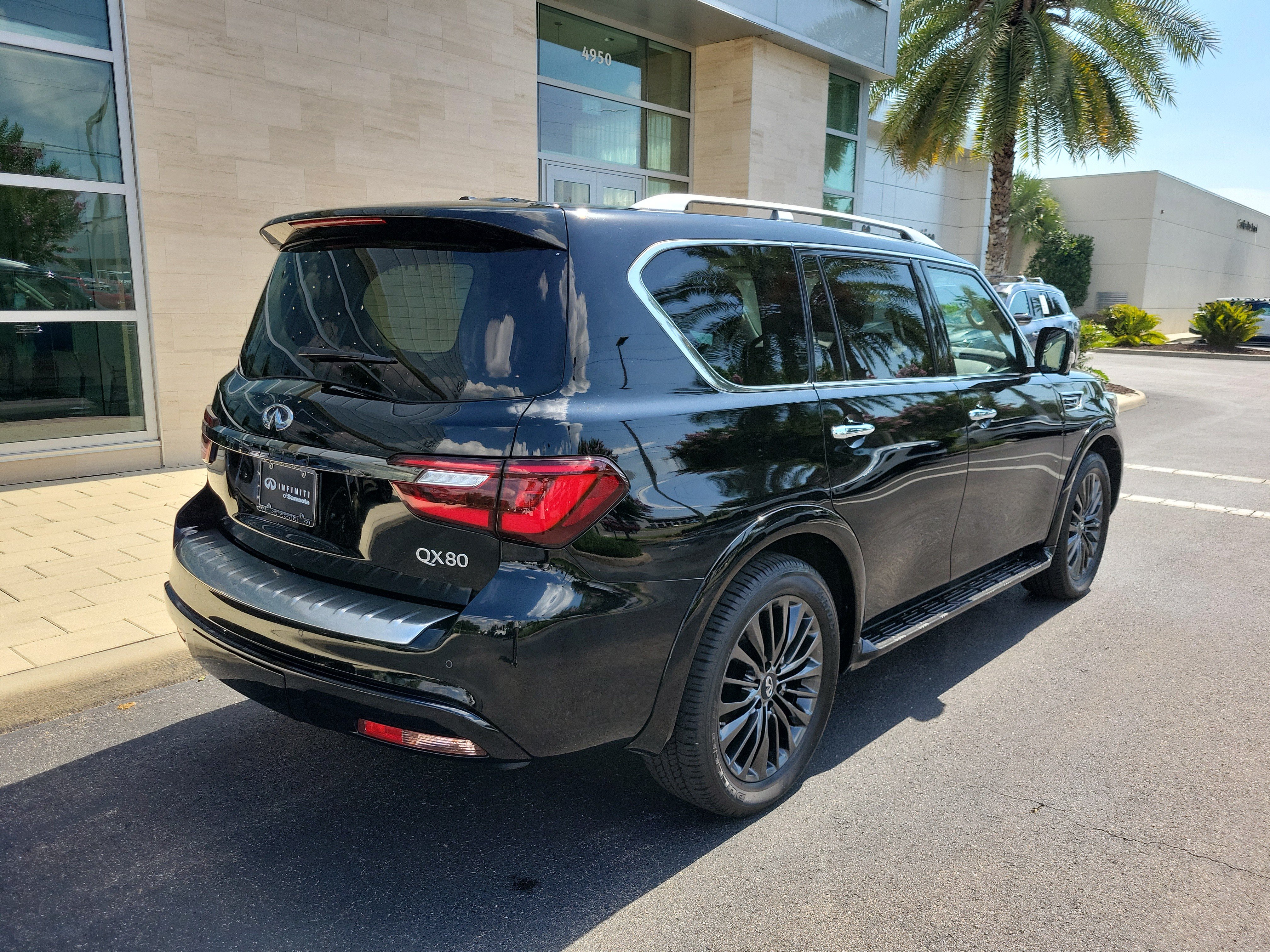Used 2022 INFINITI QX80 Premium Select w/ Cargo Package RWD image 4