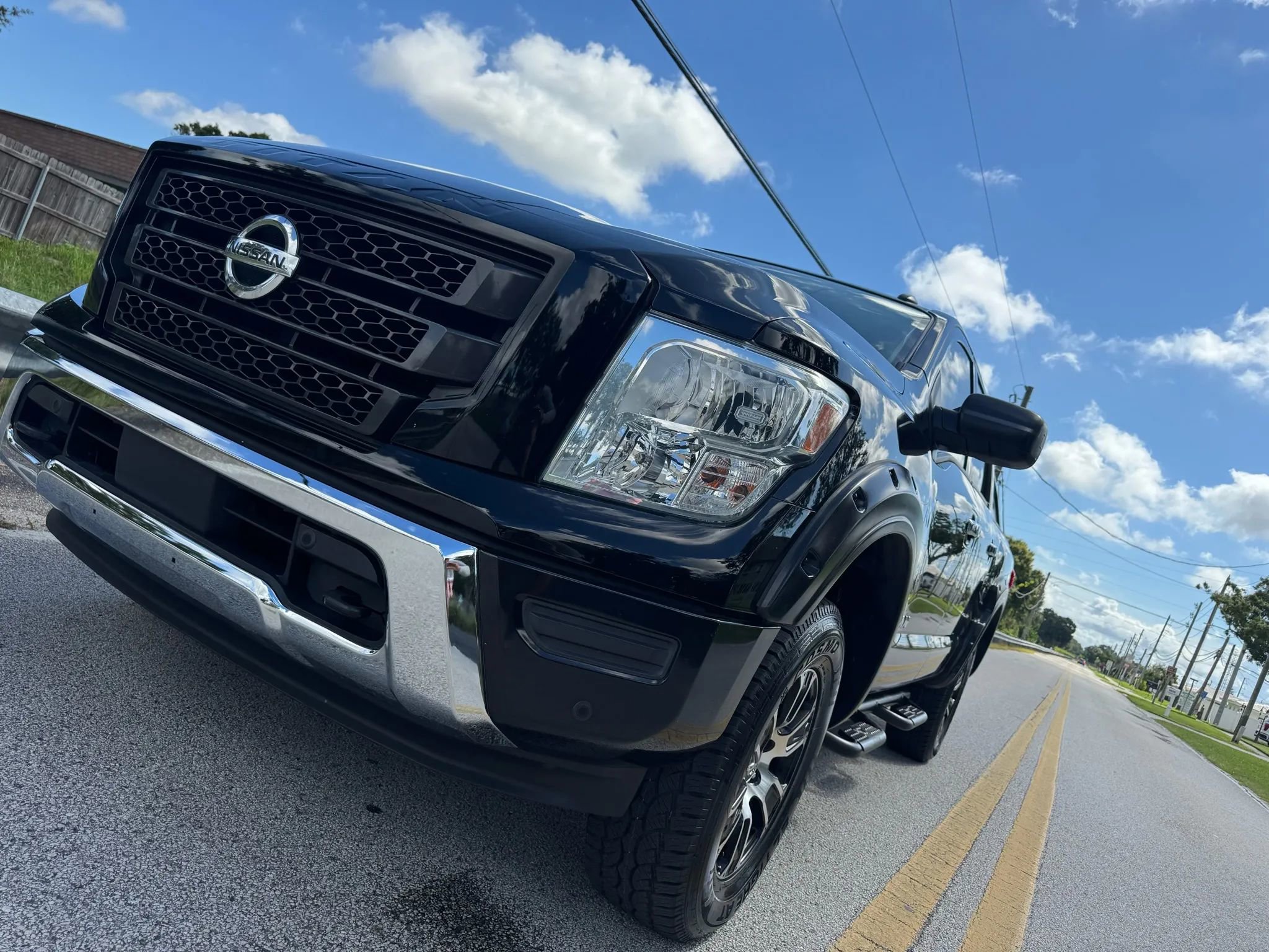 Used 2021 Nissan Titan SV w/ SV Convenience Package image 3