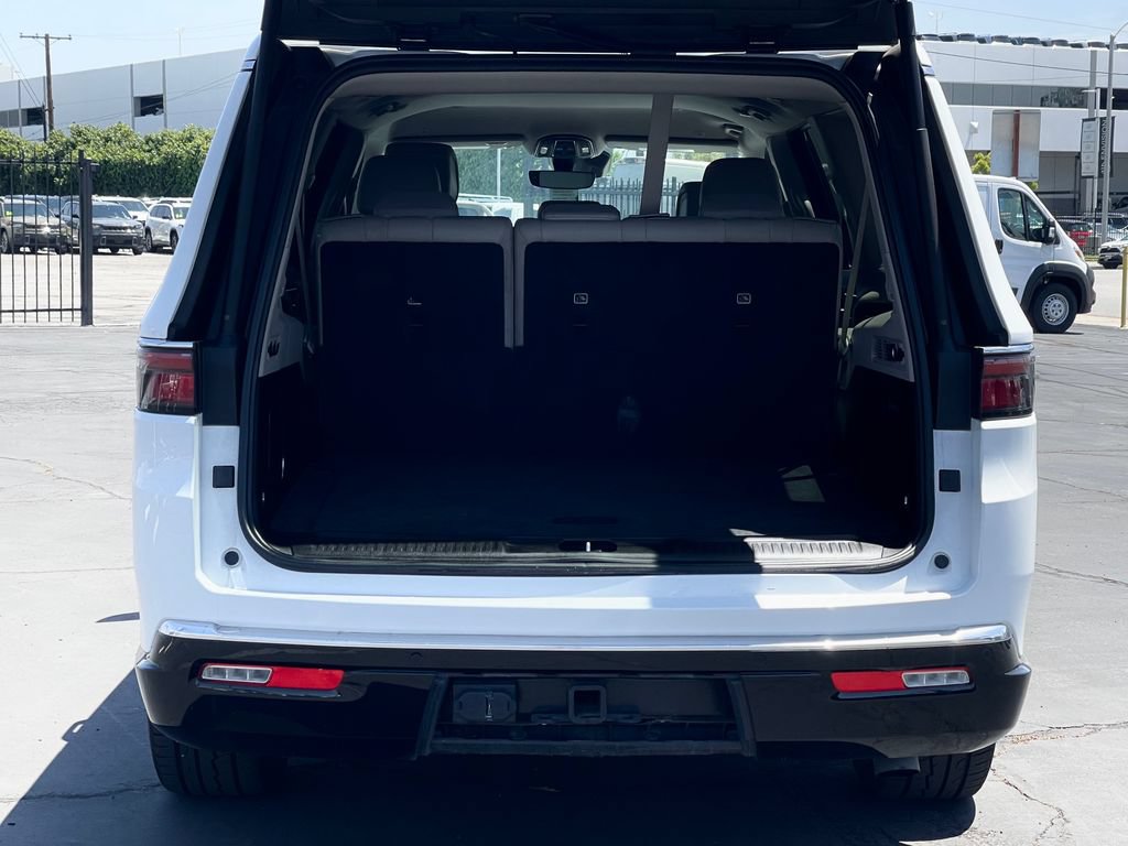 Used 2024 Jeep Wagoneer L Series III w/ Flexible Seating Group AWD/4WD image 10