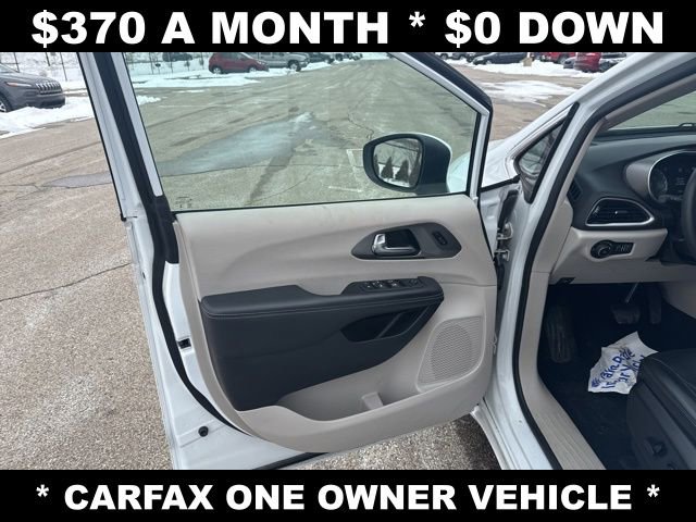 Used 2023 Chrysler Pacifica Touring-L FWD image 10