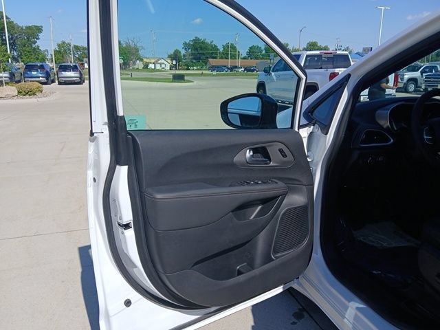 New 2026 Chrysler Pacifica Select FWD image 13