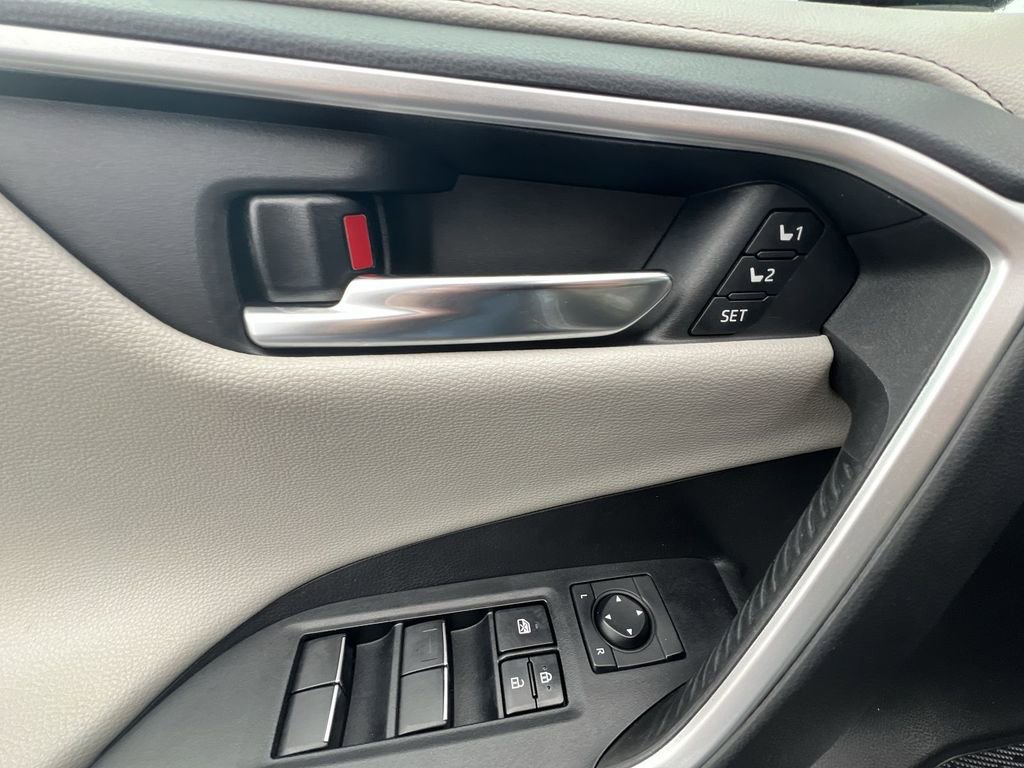 Used 2020 Toyota RAV4 Limited image 24