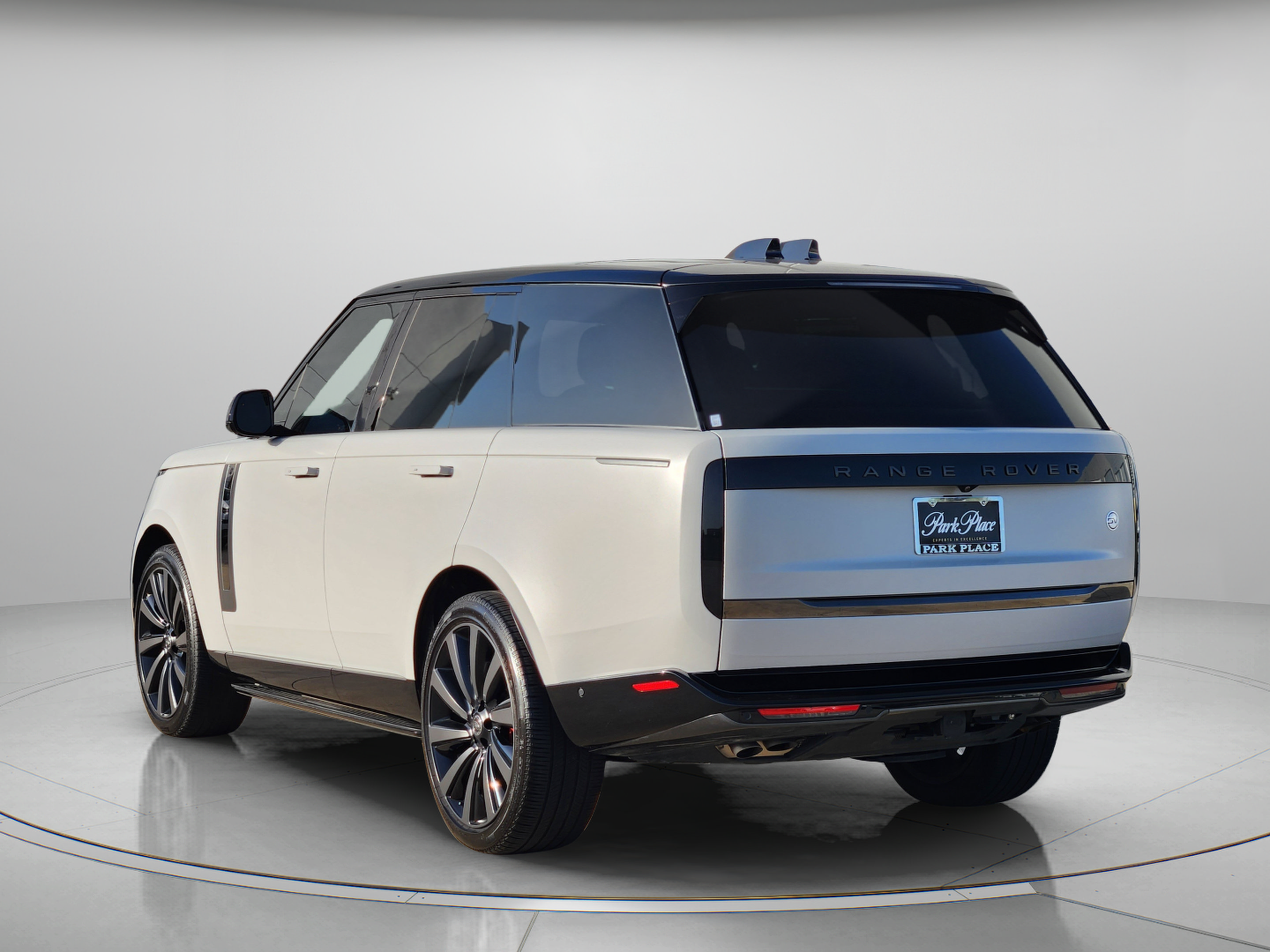 Certified 2025 Land Rover Range Rover SV AWD/4WD image 3