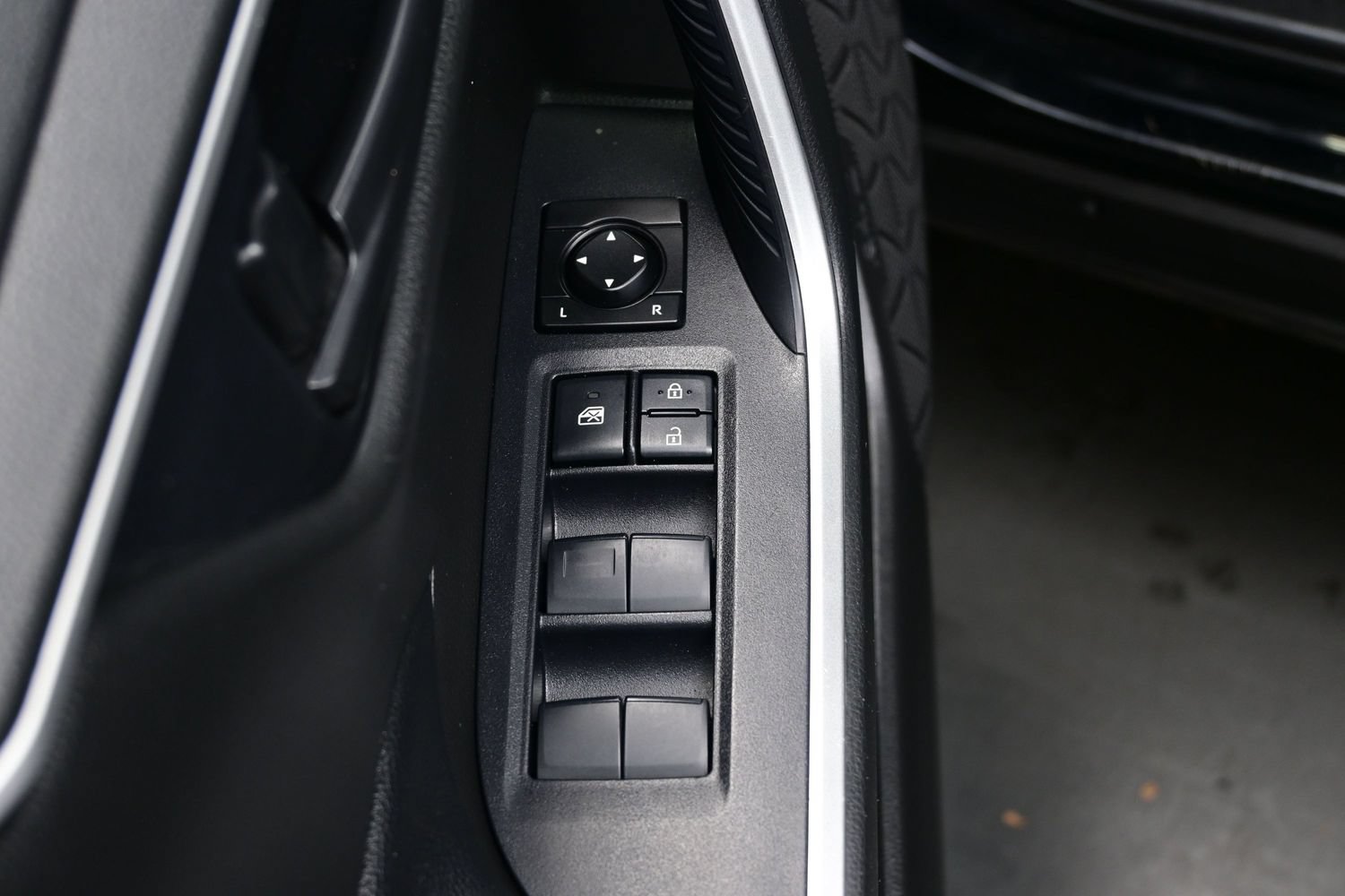 Used 2021 Toyota RAV4 SE w/ Weather & Moonroof Package AWD/4WD image 10