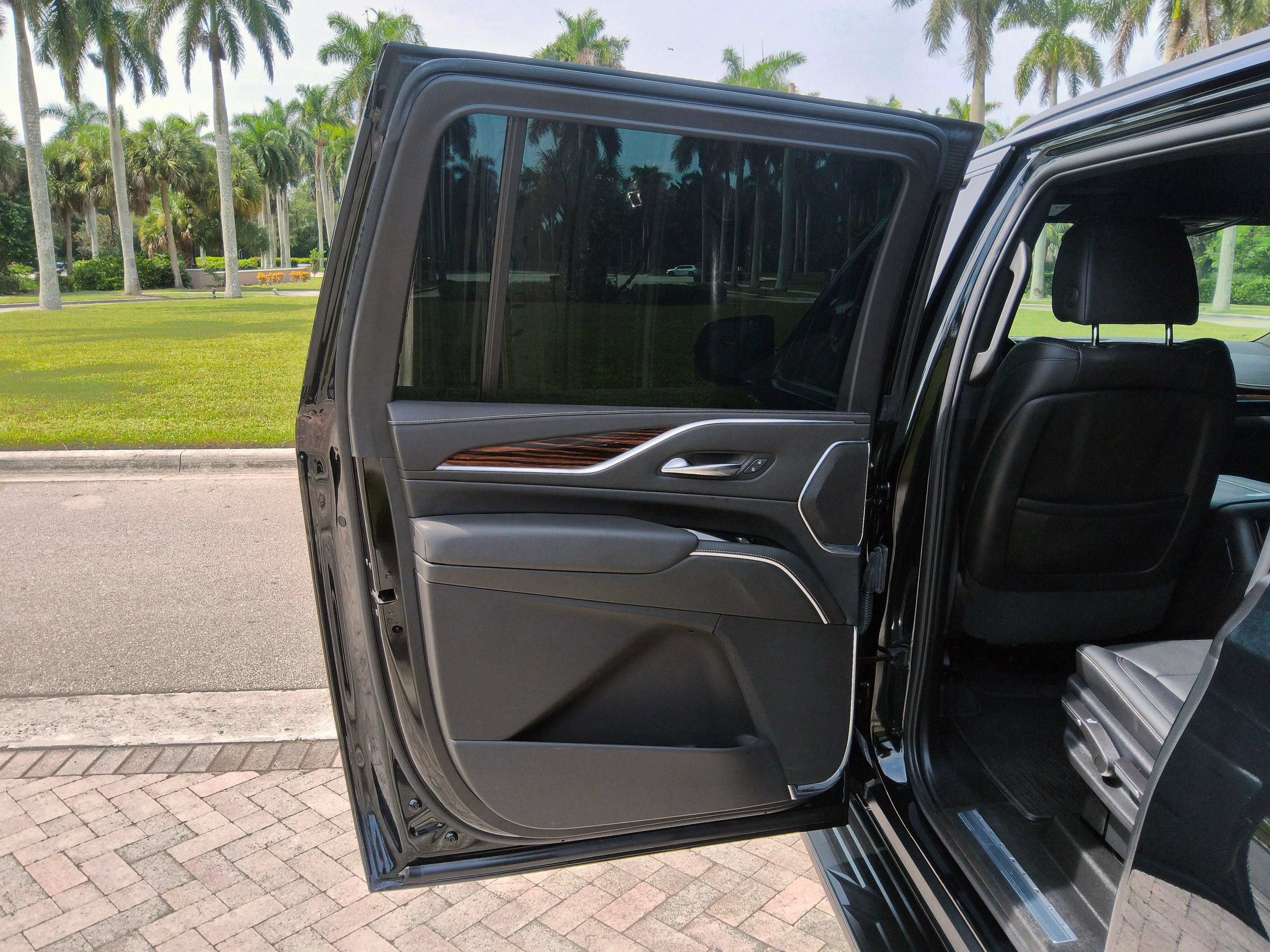 Used 2023 Cadillac Escalade ESV Luxury AWD/4WD image 33