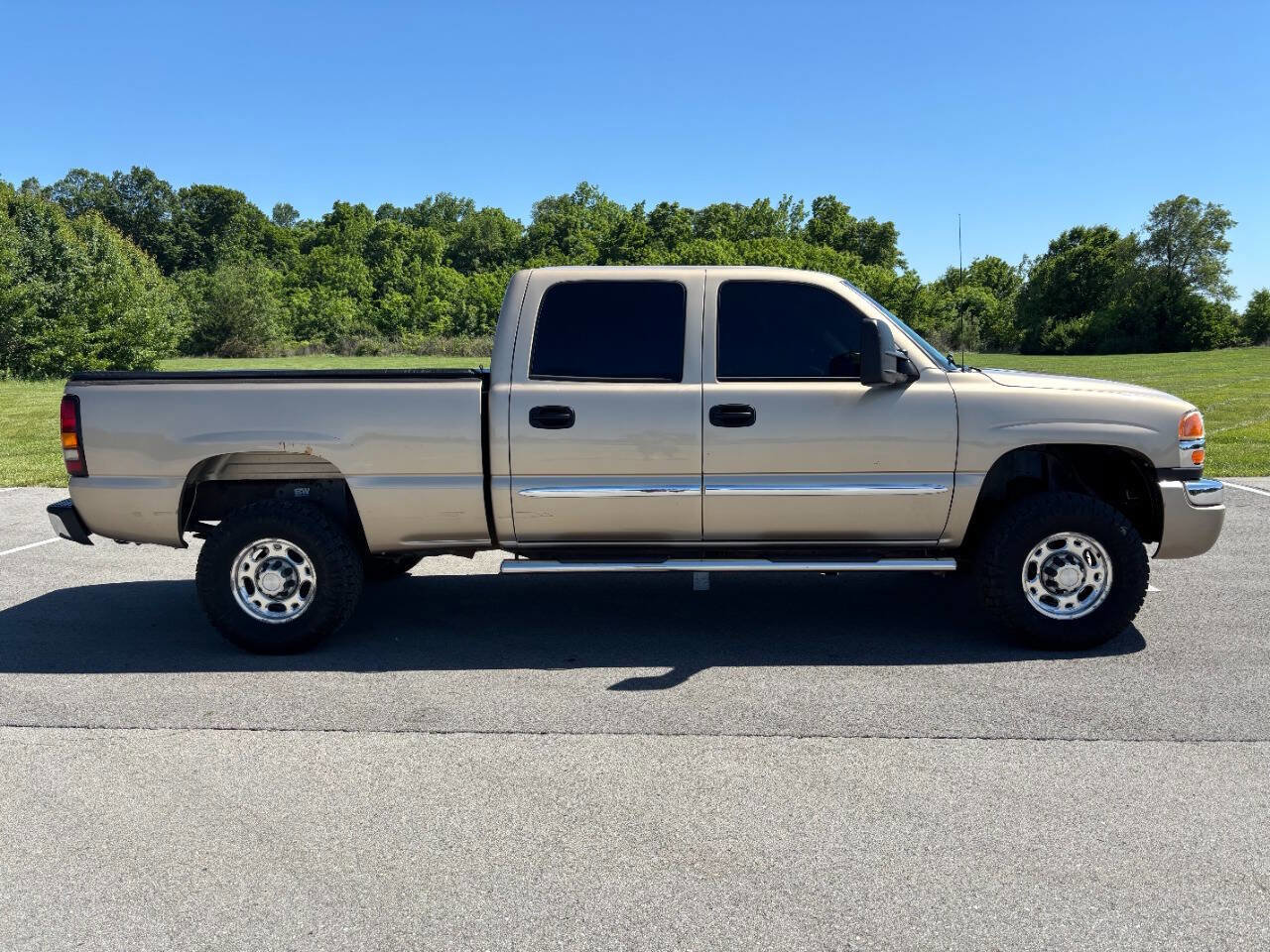 Used 2004 GMC Sierra 2500 SLE w/ Heavy-Duty Power Package AWD/4WD image 2