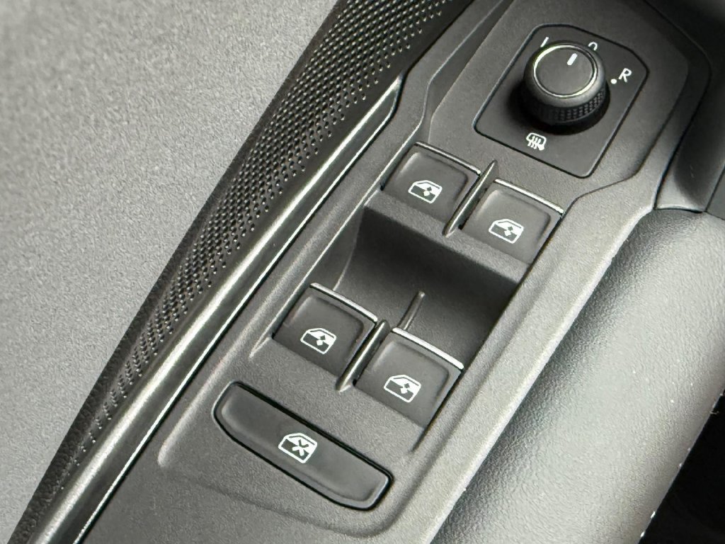 Used 2025 Volkswagen Tiguan SE R-Line AWD/4WD image 20