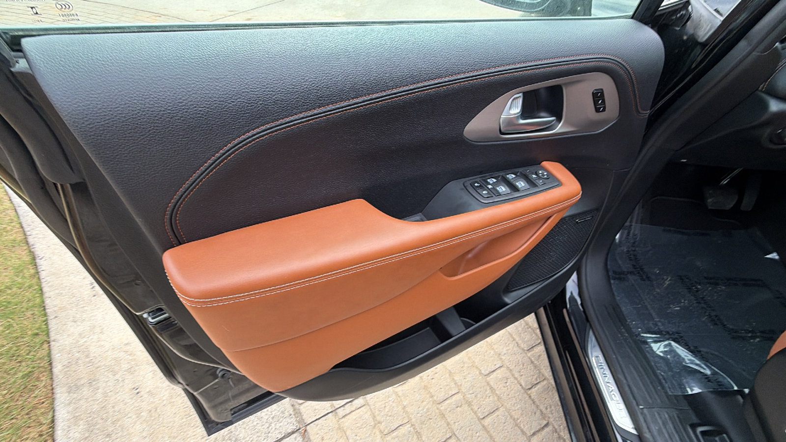 Used 2024 Chrysler Pacifica Pinnacle FWD image 14