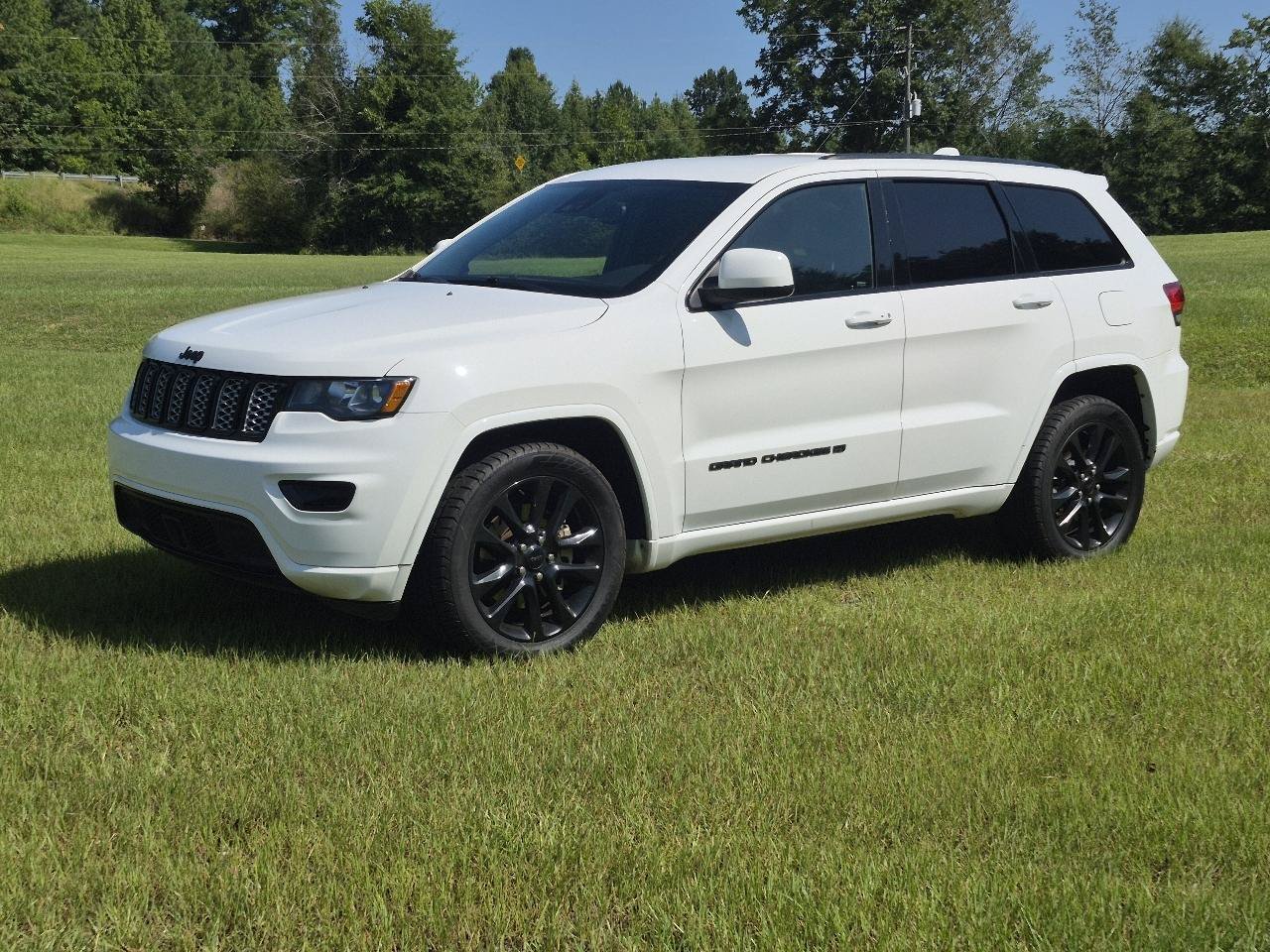 Used 2022 Jeep Grand Cherokee Laredo RWD image 3