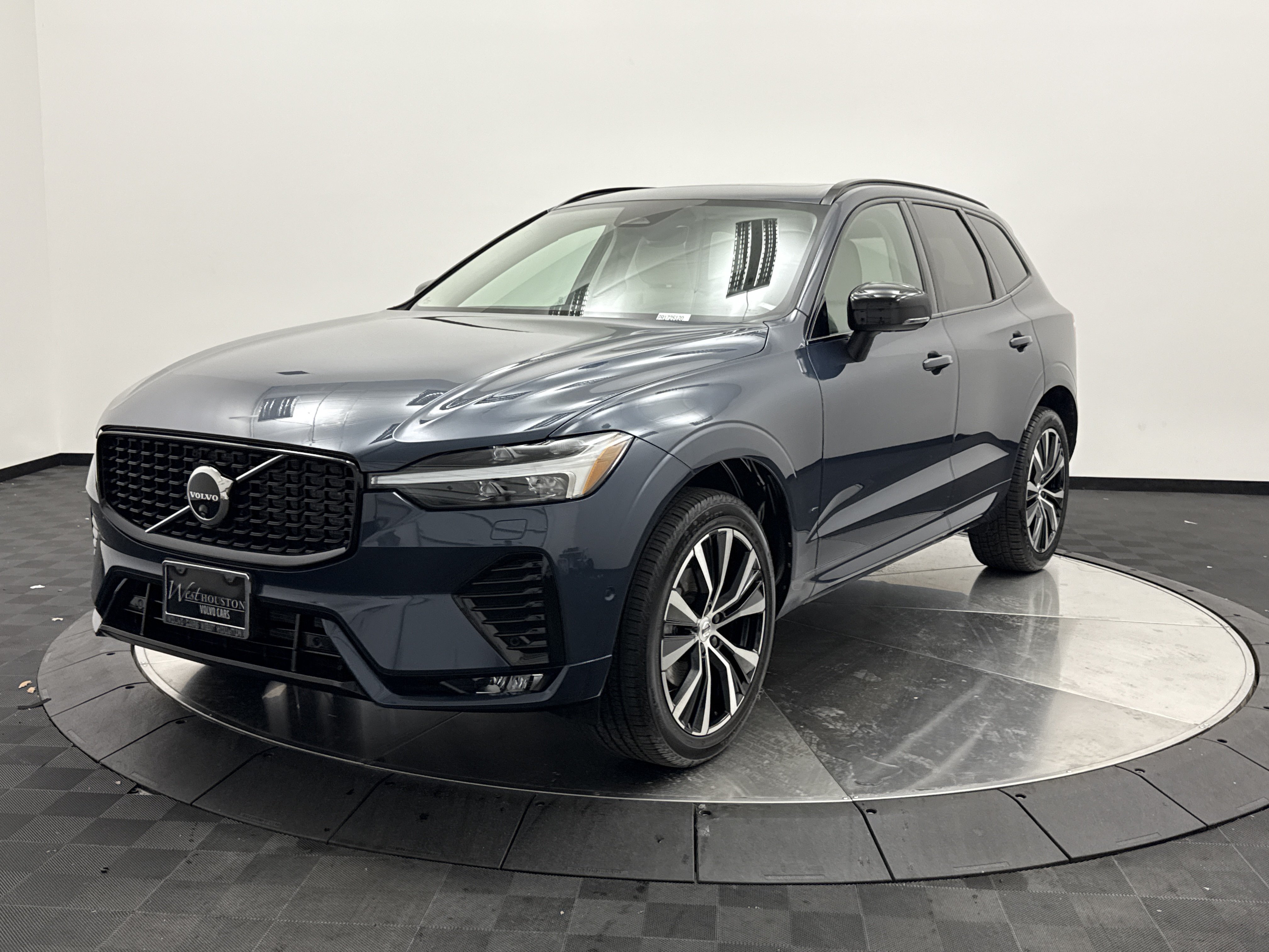 Used 2024 Volvo XC60 B5 Plus w/ Protection Package Premier AWD/4WD image 3