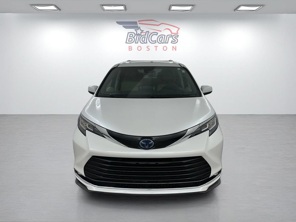 Used 2022 Toyota Sienna XLE w/ XLE Plus Package FWD image 2