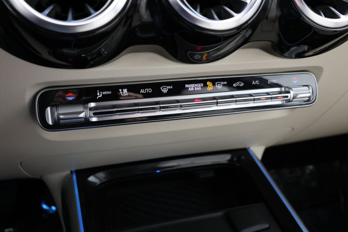 Used 2025 Mercedes-Benz GLB 250 4MATIC image 26