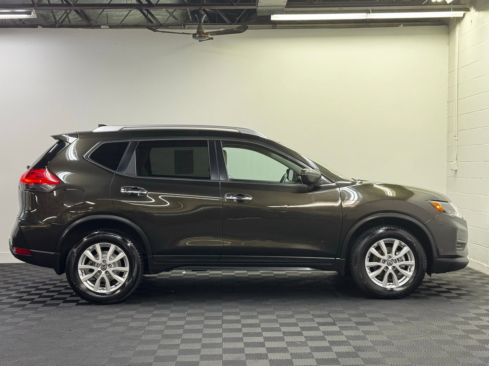 Used 2017 Nissan Rogue SV AWD/4WD image 4