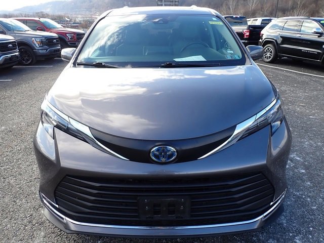 Used 2024 Toyota Sienna XLE image 11