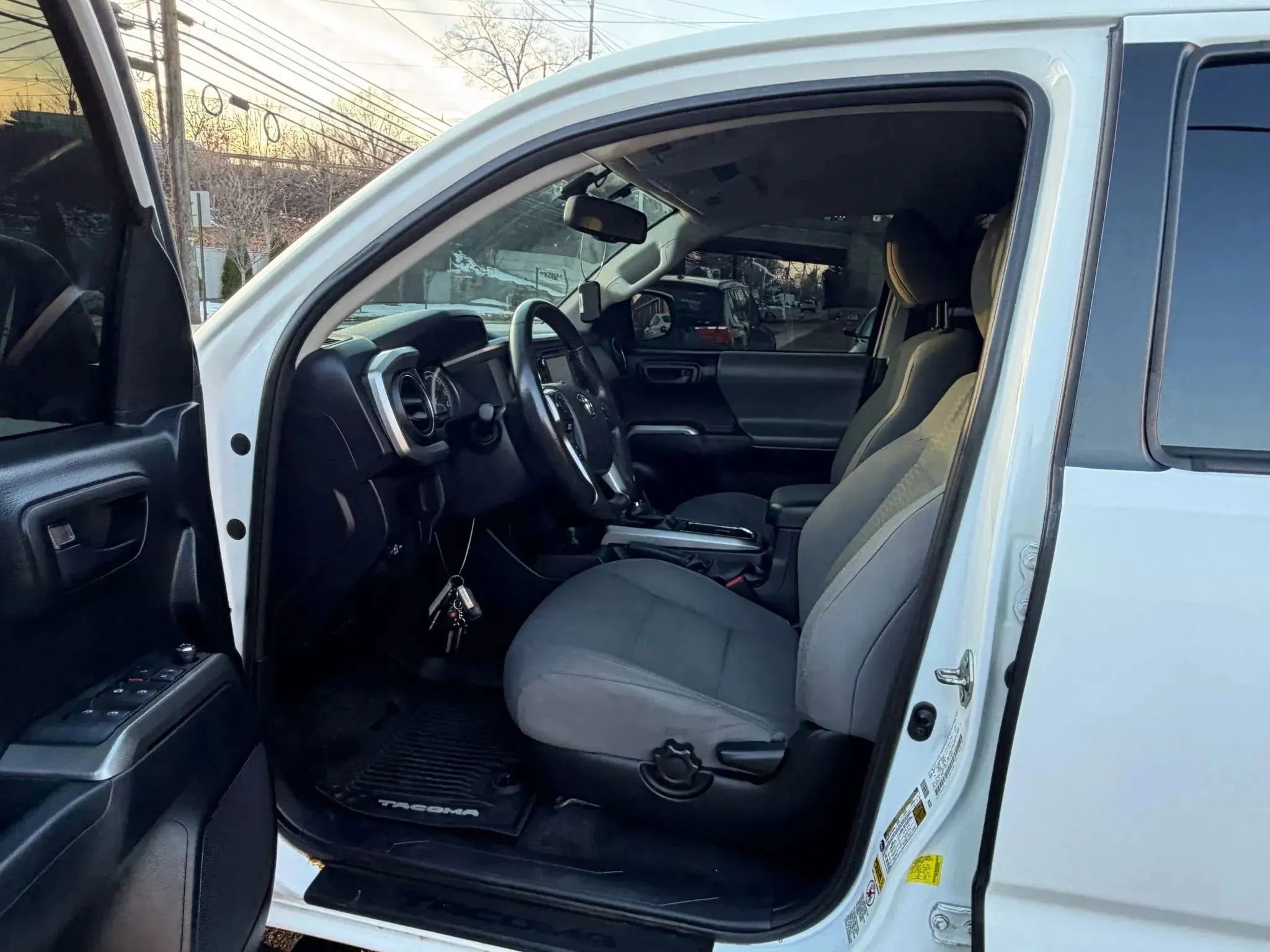 Used 2017 Toyota Tacoma SR5 w/ Tow Package image 10