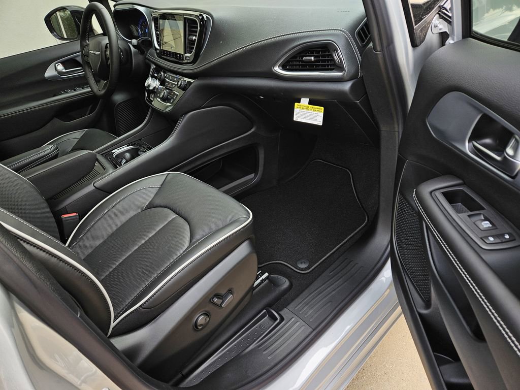 New 2026 Chrysler Pacifica Limited FWD image 7