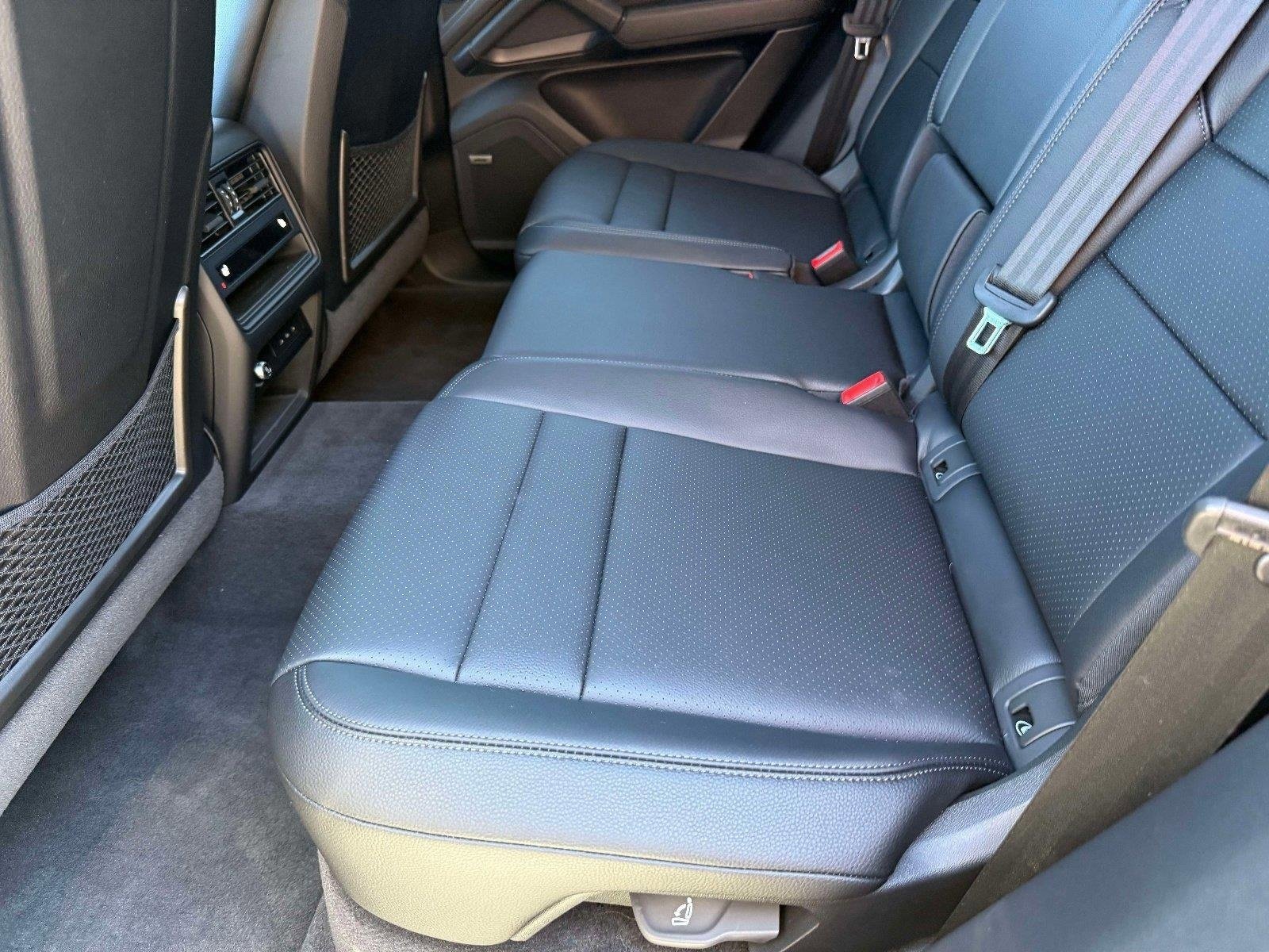 Used 2024 Porsche Cayenne image 28