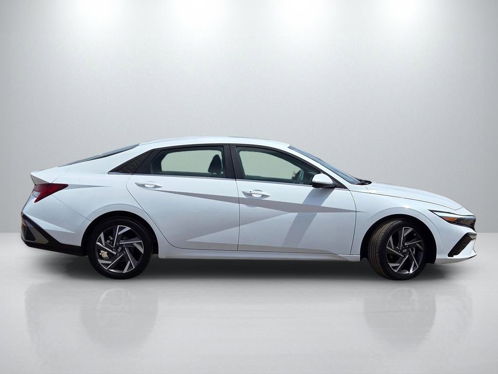 Used 2024 Hyundai Elantra SEL w/ Convenience Package FWD image 3